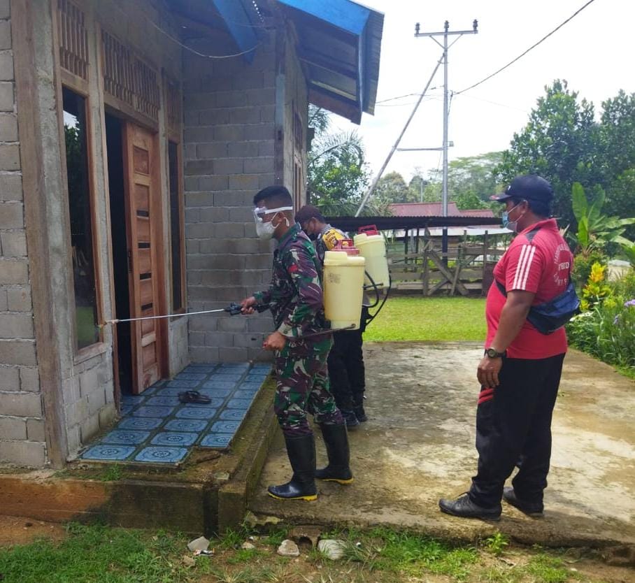 Memutus Penyebaran Covid-19, Satgas Pamtas Yonif Mekanis 643/WNS Melakukan Penyemprotan Disinfektan Di Tempat Umum Wilayah Perbatasan