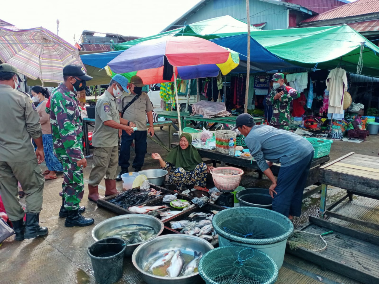 Koramil Muara Kaman Bersama Aparatur Kecamatan Lakukan Operasi Yustisi Pasar Mingguan