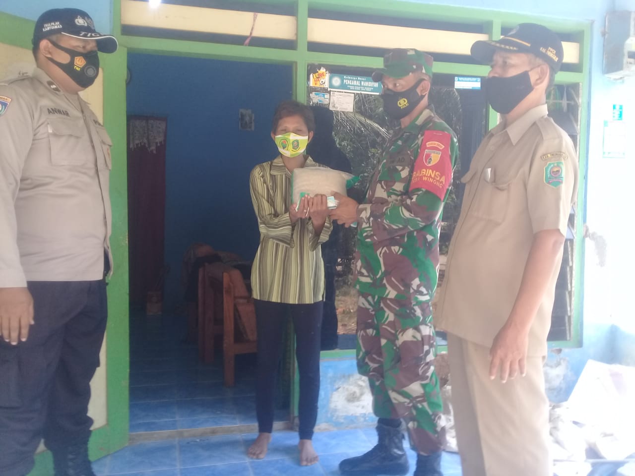 Peduli Masyarakat Di Masa PPKM Darurat, Koramil 0806/09 Tugu Salurkan Bantuan Beras Untuk Warga