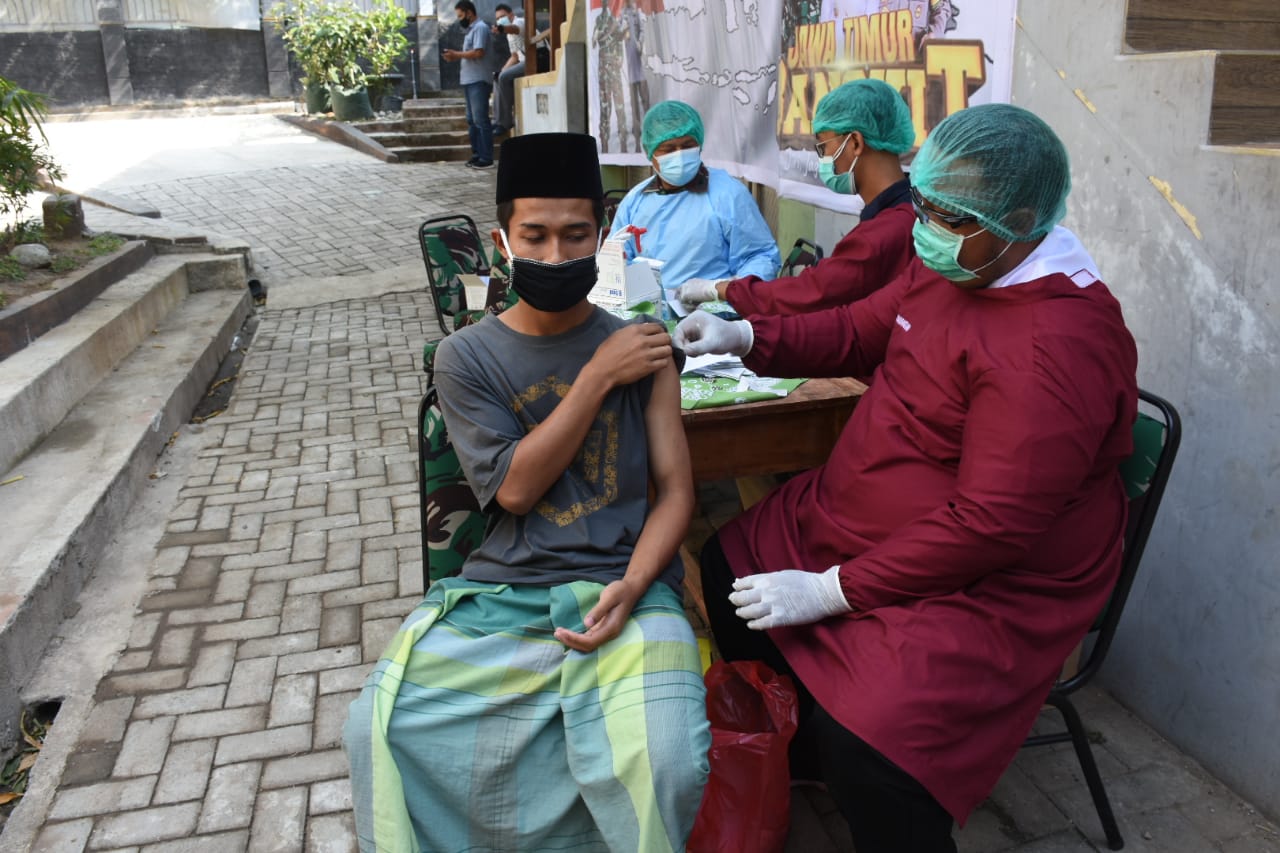 Melalui Video Conference, Panglima TNI Pantau Vaksinasi Santri di Ponpes Al Mujaddadiyah Madiun