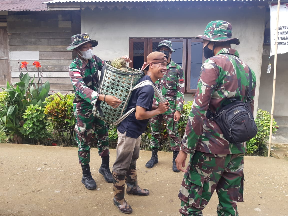 Optimalkan Hasil Perkebunan Masyarakat Perbatasan, Satgas Pamtas Yonif Mekanis 643/Wns Adakan Penyuluhan Pembuatan Dodol Durian