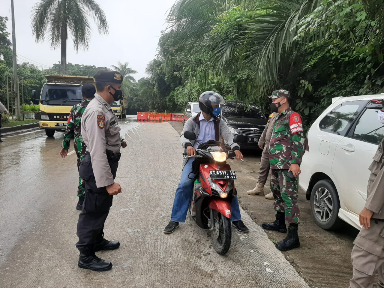 Petugas Gabungan Pos Entry Point Berikan Edukasi dan Himbauan Disiplin Protokol Kesehatan