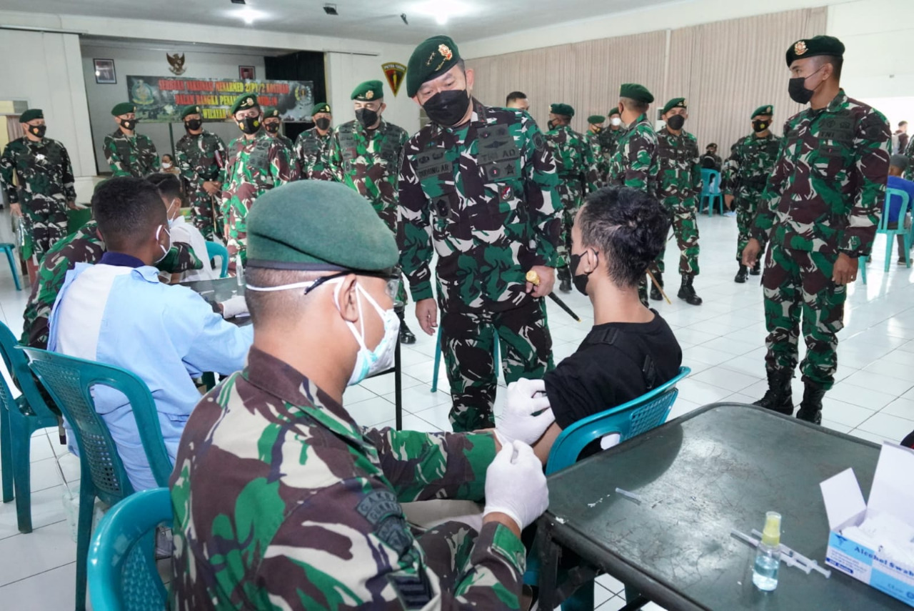 Pangkostrad Tinjau Serbuan Vaksinasi di Markas Menarmed 2 Kostrad