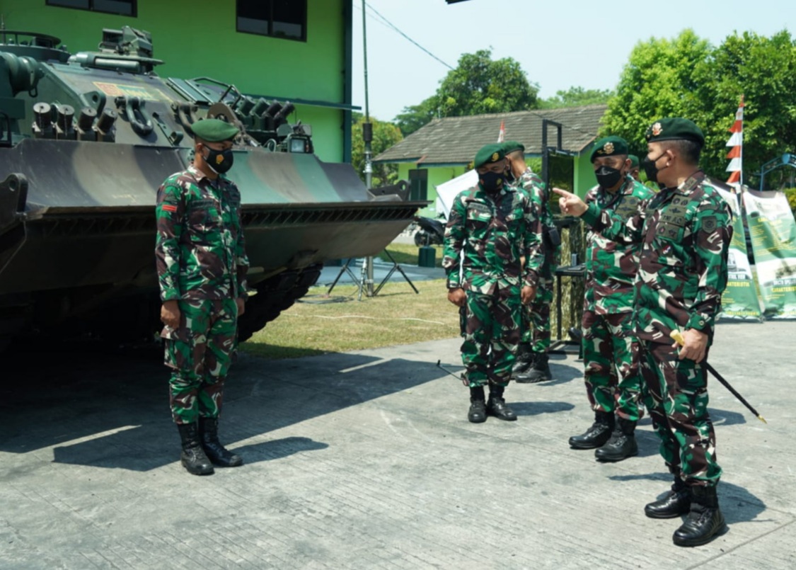 Pangkostrad Periksa Alutsista Yang Dimiliki Yonkav 8 Kostrad