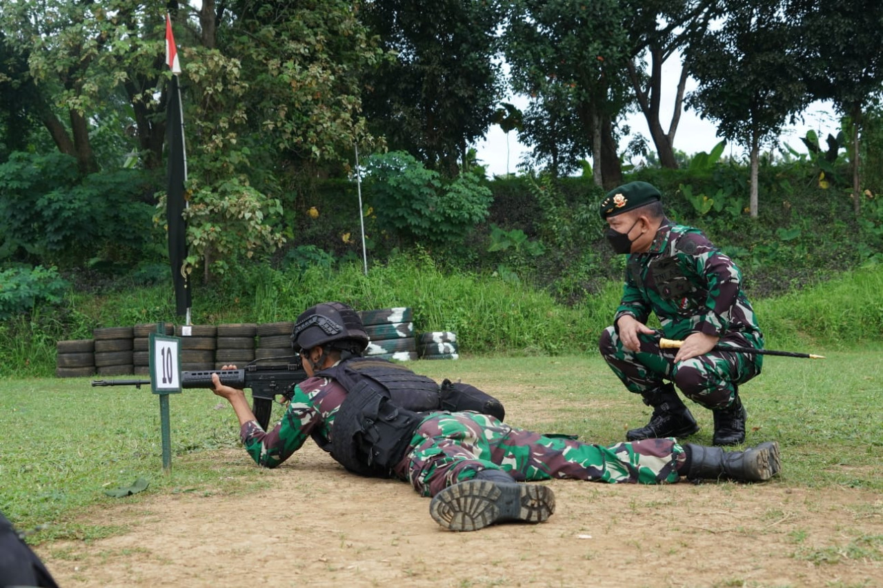 Pangkostrad Periksa Kemampuan Menembak Prajurit Brigif Raider 9 Kostrad