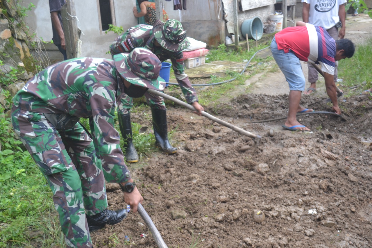 Dua Rumah Tertimbun Longsor, Satgas Pamtas Yonif Mekanis 643/Wns Bersama Masyarakat Gotong-royong Bersihkan Material Longsor