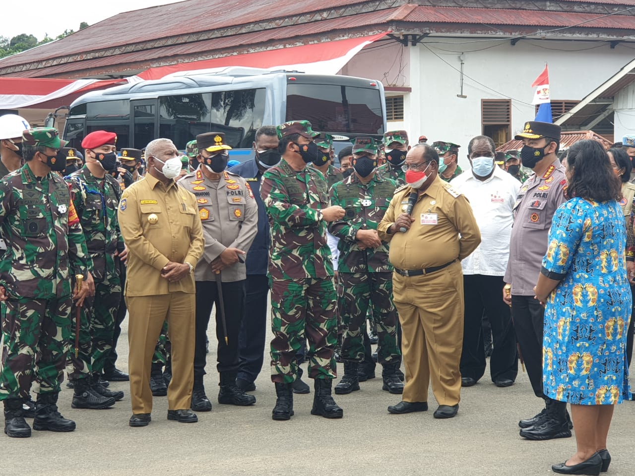 Panglima TNI dan Kapolri Didampingi Pangkoarmada III Tinjau Vaksinasi 2.800 Warga Kota Sorong