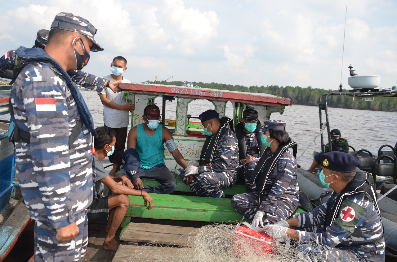 Gencarkan Pelayanan Vaksinasi, TNI AL Lanal Dumai Sisir Nelayan dan Pedagang Apung