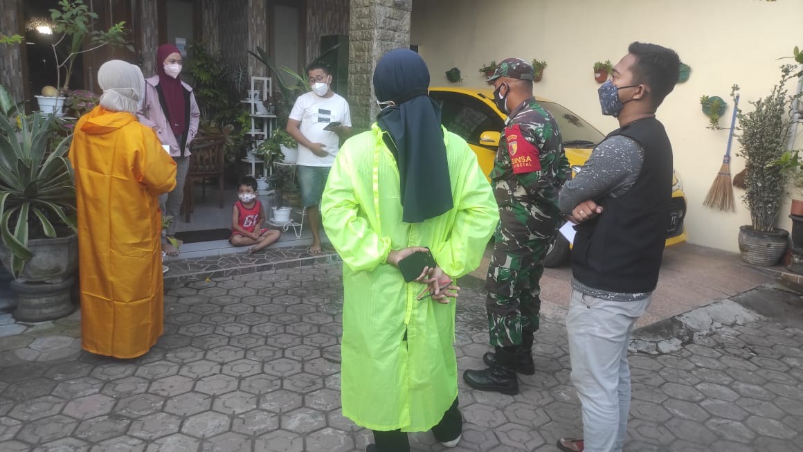 Putuskan Rantai Penyebaran Covid-19, Babinsa Bersama Bhabinkamtibmas dan Tim Medis Lakukan Tracing