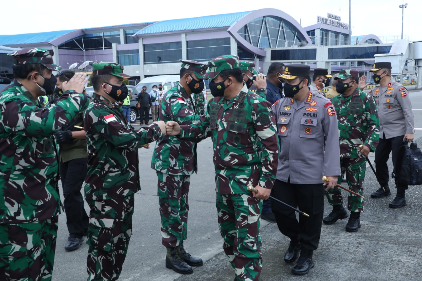 Komandan Lanud Manuhua Menyambut Kedatangan Panglima TNI dan Kapolri di Kabupaten Sorong