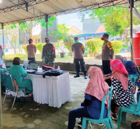 Bersama Bhabinkamtibmas, Anggota Koramil Geneng Pantau Pelaksanaan Vaksinasi Di Wilayah Binaannya