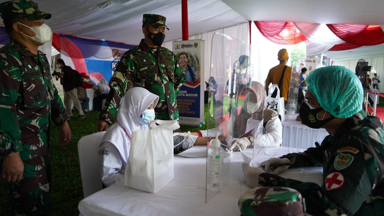 Danrem 061/Sk Bersama Pangdam III/Slw Dampingi Presiden Jokowi Tinjau Vaksinasi Pelajar Kota Bogor