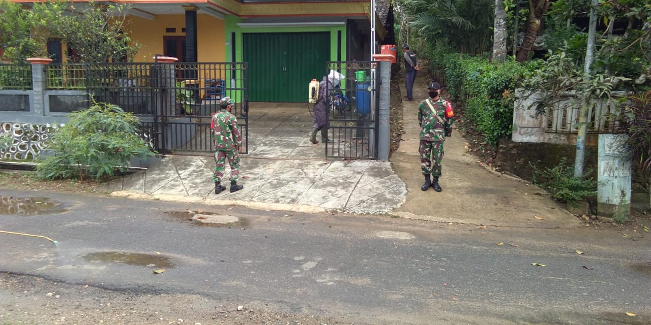 Cegah Penyebaran Covid 19, Koramil 0801/05 Nawangan Melaksanakan Penyemprotan Disinfektan