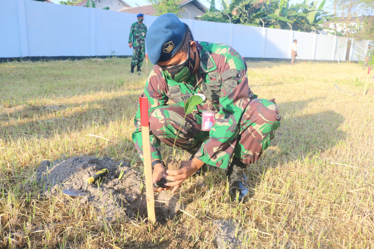 Jaga Kelestarian Lingkungan Hidup, Lanud ZAM Tanam Pohon