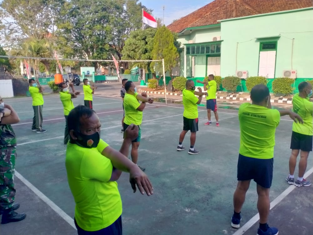 Mengawali Aktivitas, Staf Kodim 0716/Demak Laksanakan Senam Pagi Bersama