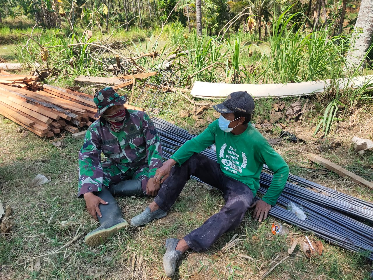 Pra TMMD 112, Kodim Rembang Komsos Dengan Warga Trembes Bikin Jembatan