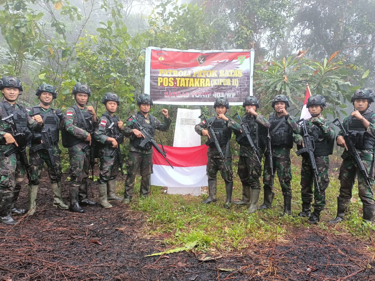 Satgas Pamtas TNI Yonif Mekanis 403/WP Patroli Menuju Patok Perbatasan RI-PNG