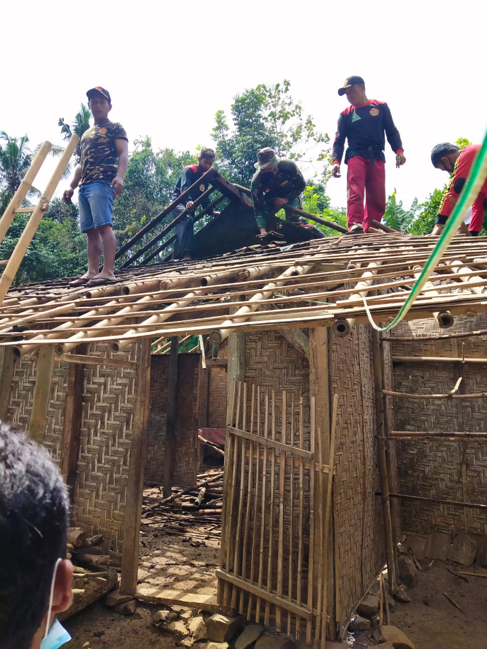 Koramil 0806/07 Watulimo Bersama Baznas Trenggalek Bedah Rumah Warga Kurang Mampu