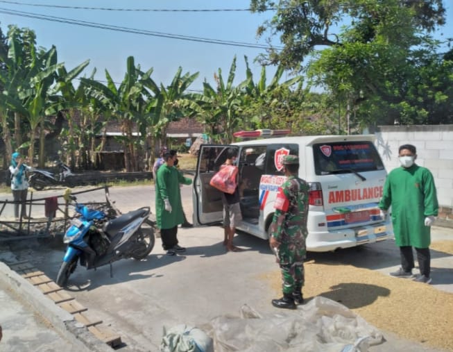 Dengan Humanis, Anggota Koramil 04/Padas Pindahkan Warga Yang Menjalani Isoman Ke Isoter