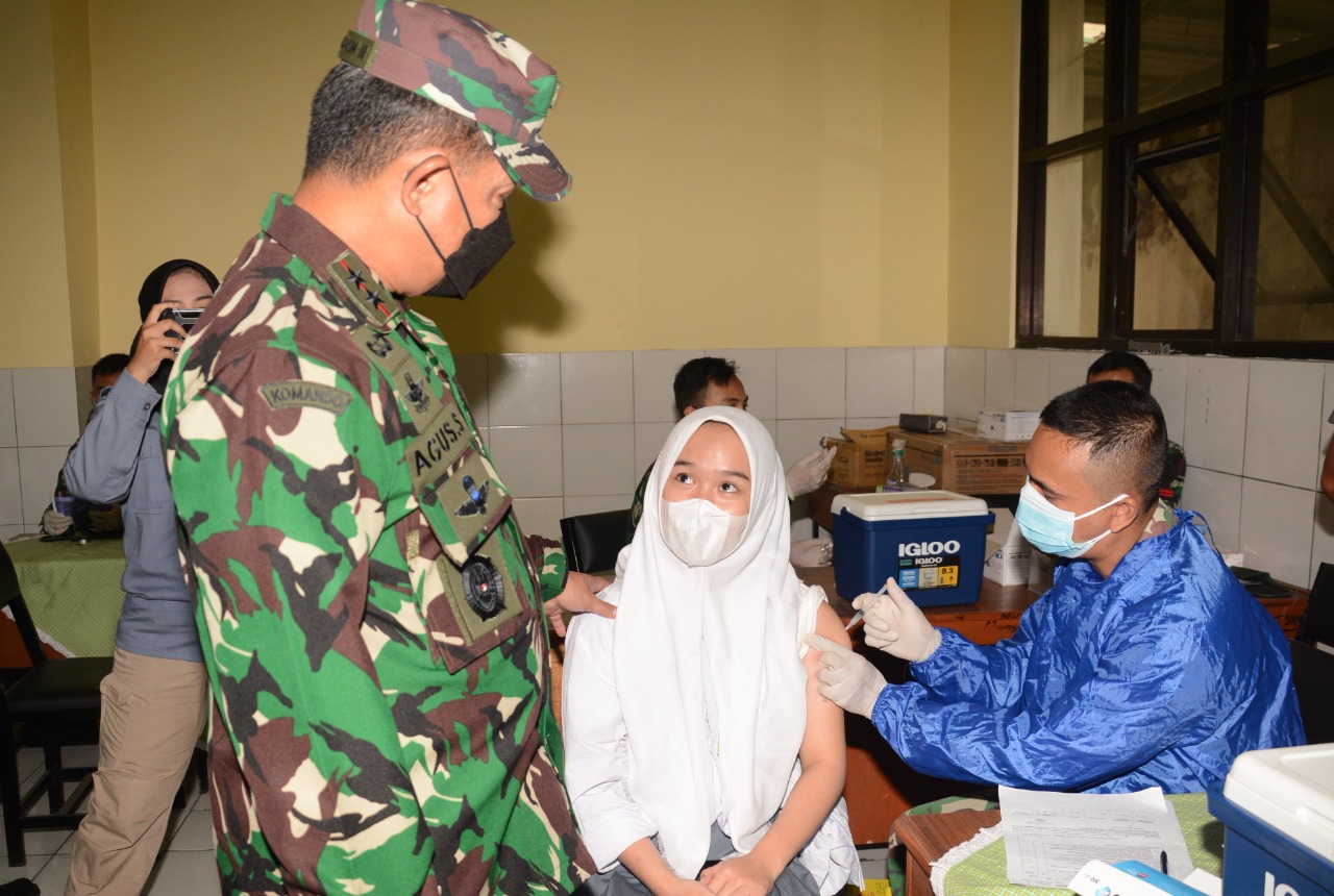 Bhakti Alumni SMAN 13 Bandung Gelar Vaksinasi