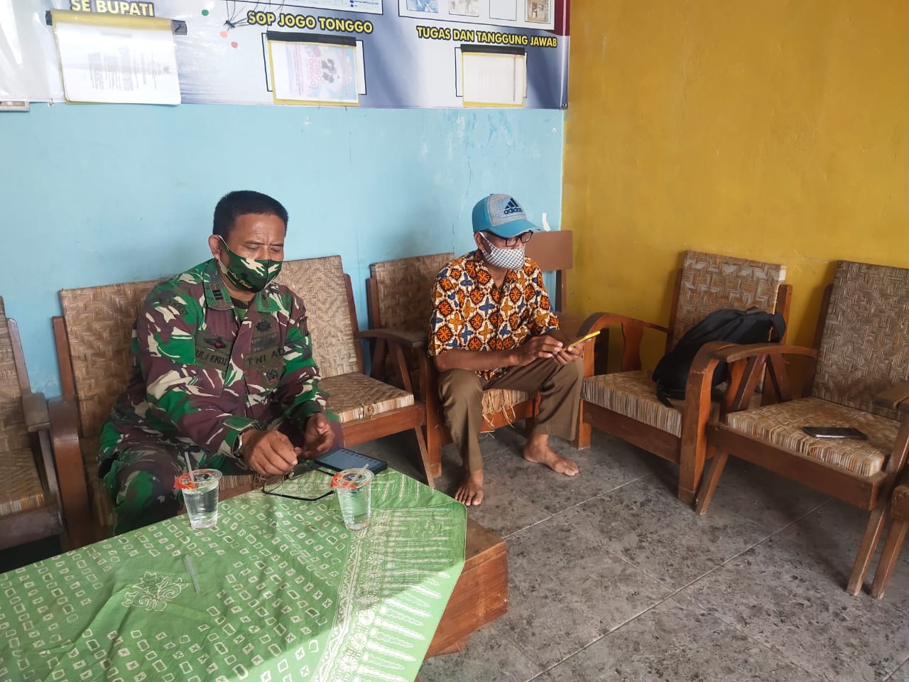 Pasiter Kodim 0720/Rembang Komsos Dengan Perangkat Desa di Saat Istirahat Pra TMMD