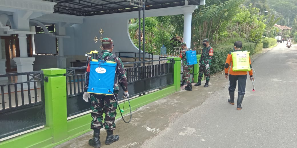 Cegah Penyebaran Virus Covid 19, Babinsa Koramil 0801/04 Tegal Ombo Lakukan Penyemprotan Disinfektan