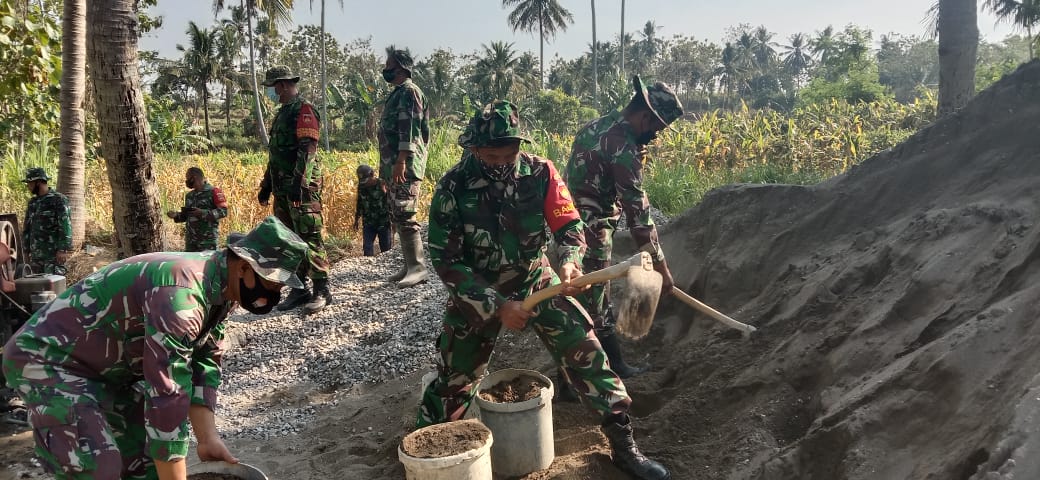 Bati Bakti TNI Ikut Siapkan Material Pra TMMD Reg 112 Kodim Rembang