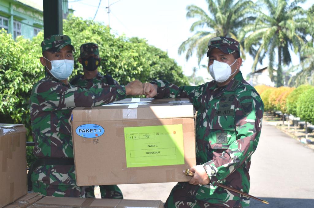 Korem 041/Gamas Distribusikan Bantuan Obat dari Panglima TNI Bagi Penderita Covid-19 di Bengkulu