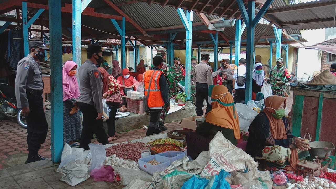 Koramil 0806/09 Tugu Bersama Polsek Sinergi Berikan Imbauan Penerapan Prokes Cegah Covid-19 di Pasar Tradisional