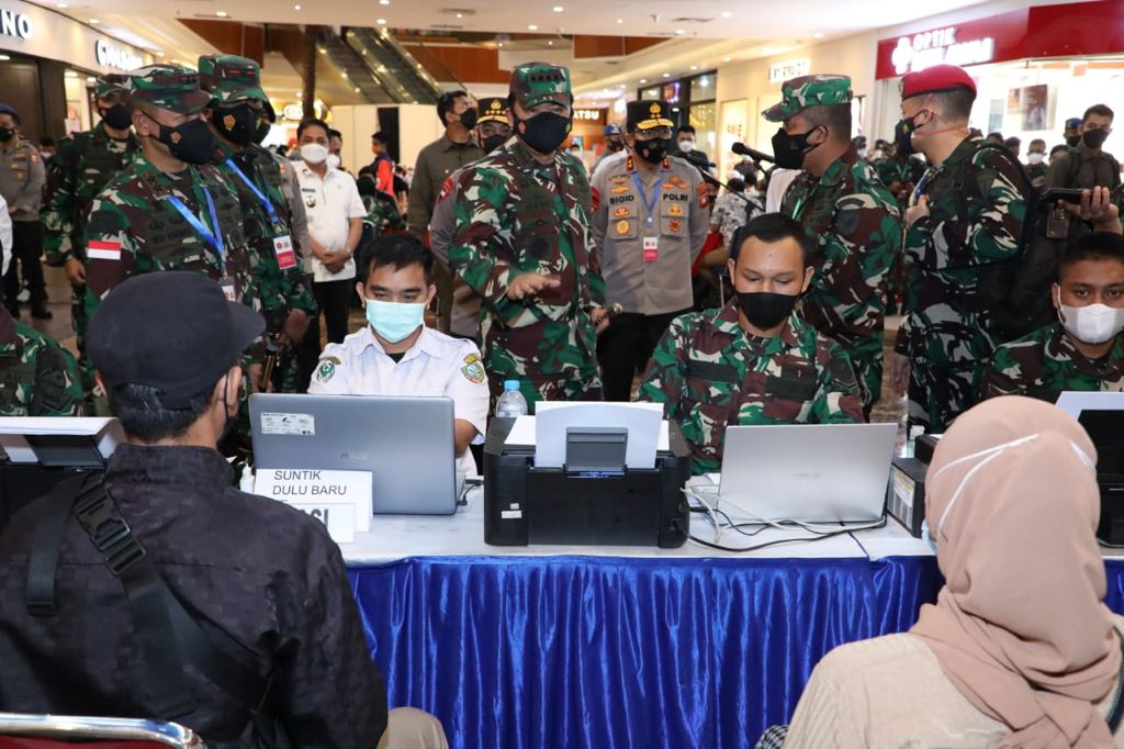 Pangdam XII/Tpr Dampingi Panglima TNI dan Kapolri Tinjau Serbuan Vaksinasi di Kalbar