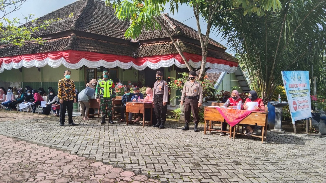 Koramil 0806/04 Bendungan Dampingi Ratusan Siswa SMAN 1 Bendungan Lakukan Vaksinasi