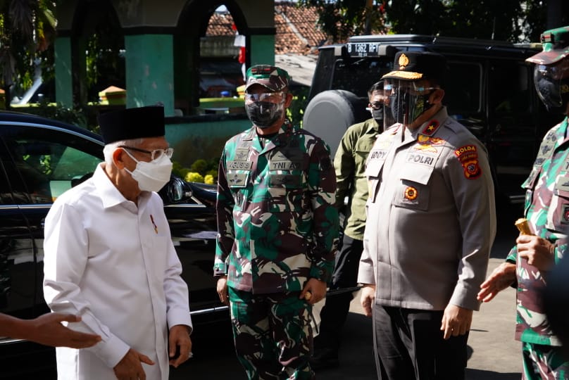 Pangdam III/Siliwangi Dampingi Wakil Presiden Tinjau PTM Di SMPN 1 dan Serbuan Vaksinasi di SMK Kesehatan Annisa Citeureup