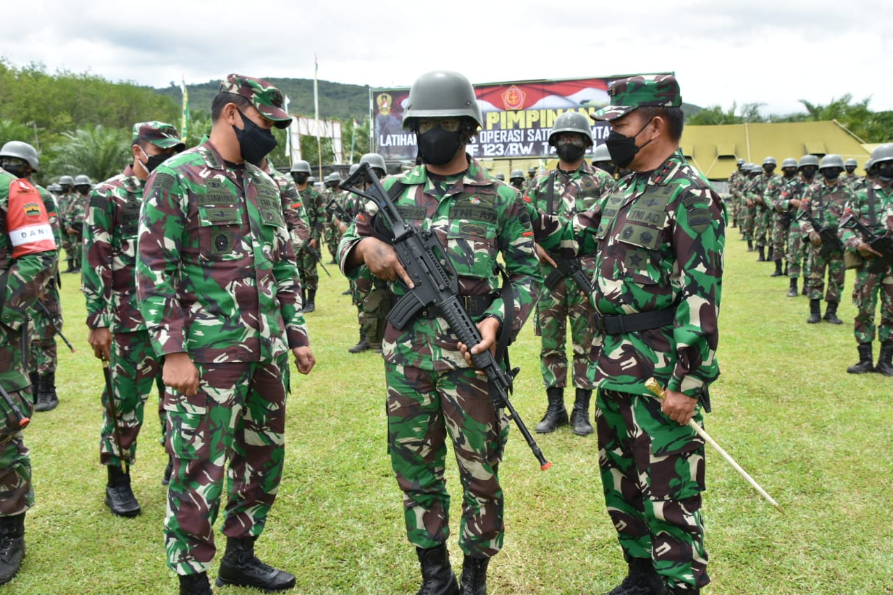 Pangdam I/BB Didampingi Danrem 023/KS Tutup Latihan Pratugas Yonif 123/RW Satgas Pamtas RI-PNG