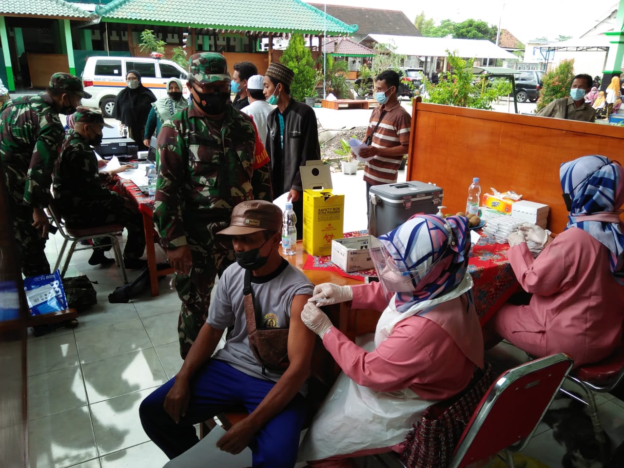 Berikan Rasa Aman, Babinsa Desa Tunggulsari Dampingi Vaksinasi di Ponpes Lubabul Fattah