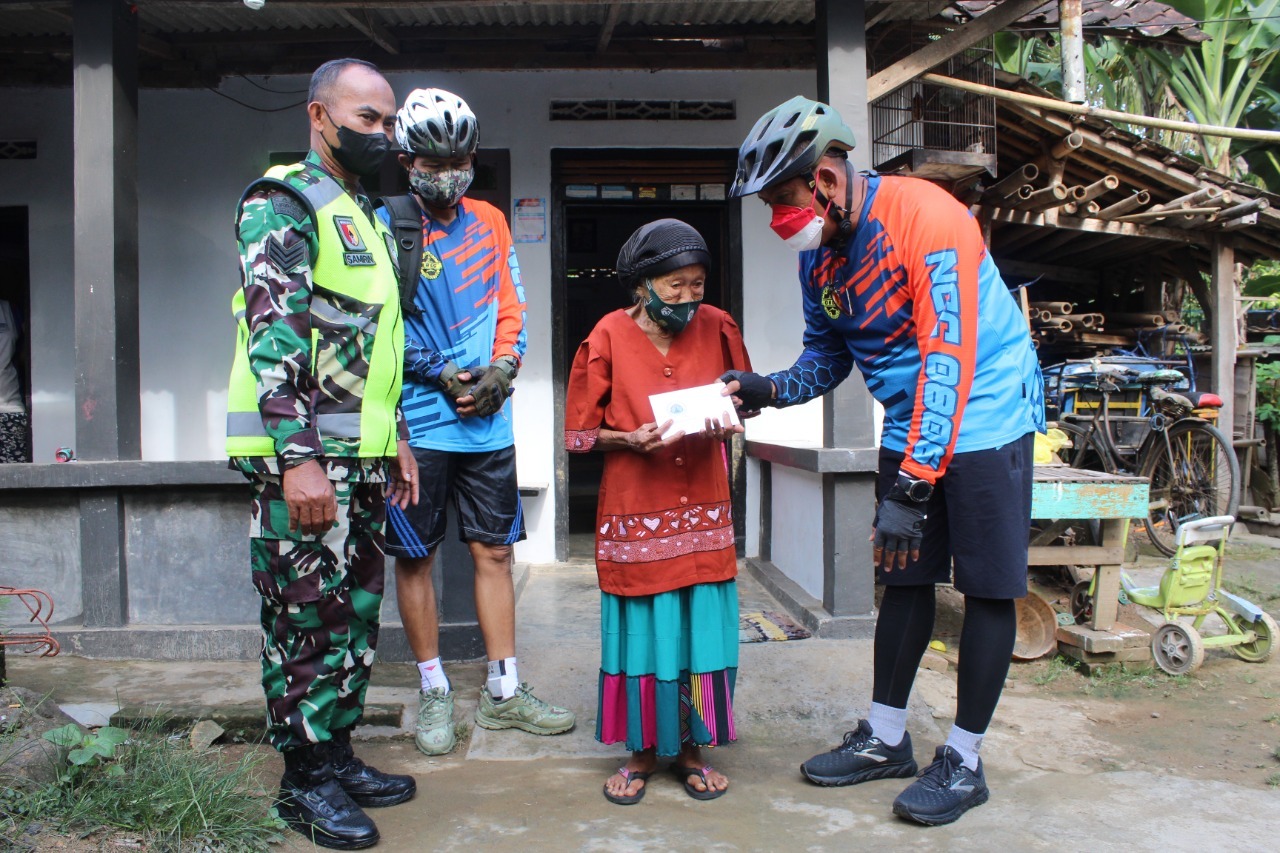 Bersama Komunitas Sepeda NCC Dandim 0806/Trenggalek Berbagi Santunan