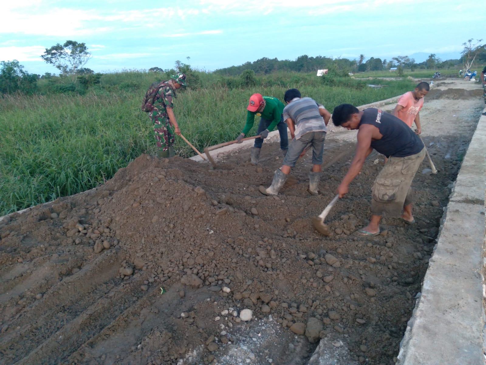 Cuaca Cerah, Material Sirtu Dihamparkan Anggota Kodim 1002/HST Dan Warga