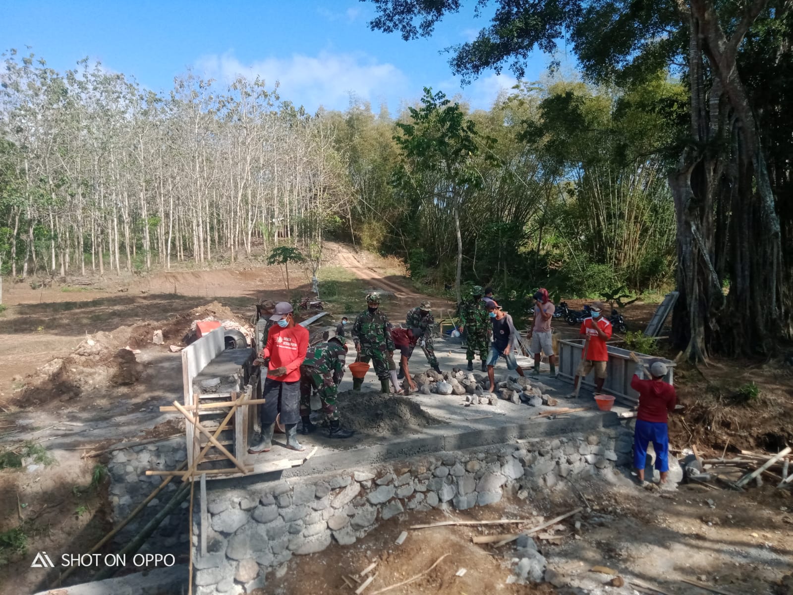 Satgas Pra TMMD Kodim 0808/Blitar Selalu Bersinergi Dengan Masyarakat Dalam Pengerjaan Pembangunan