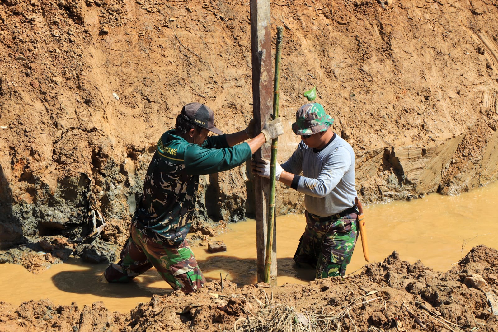 Satgas Pra TMMD Ke 112 Kodim 0908/Bontang Terus Berjibaku Mengerjakan Pemancangan Kayu Ulin