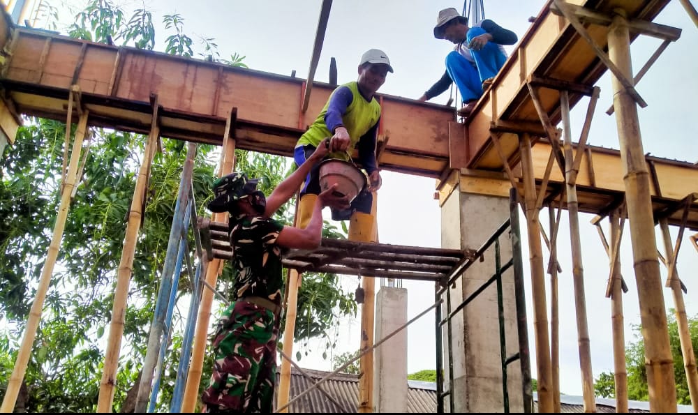 Kompak, Bintara Otsus Kodim Bojonegoro Bersama Warga Gotong-Royong Bangun Masjid