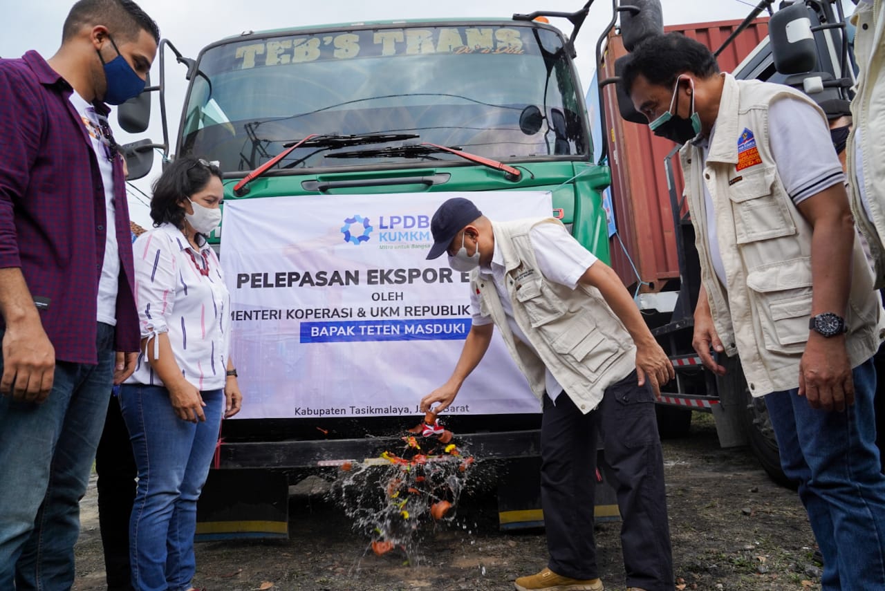 MenKopUKM Lepas Ekspor Briket UKM Binaan LPDB-KUMKM ke Hongkong dan Irak