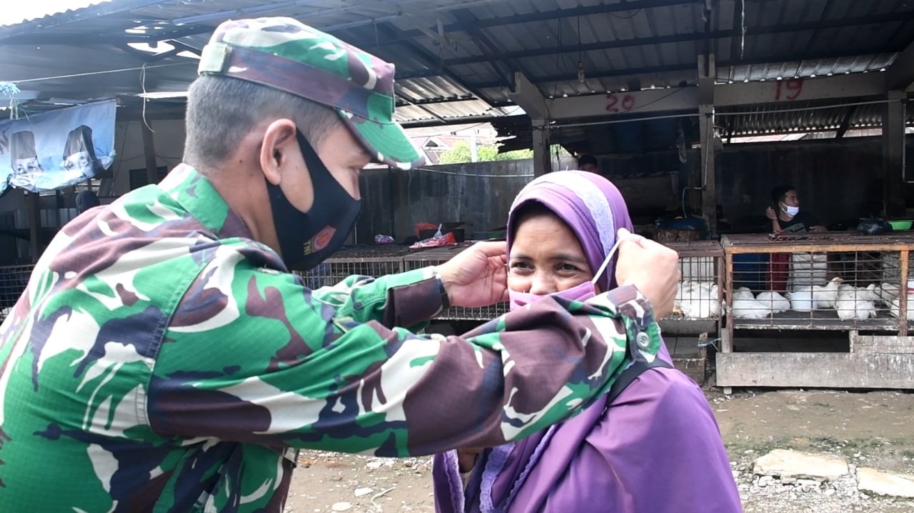 Personil Korem 142/Tatag Bagikan Masker dengan Cara Persuasif