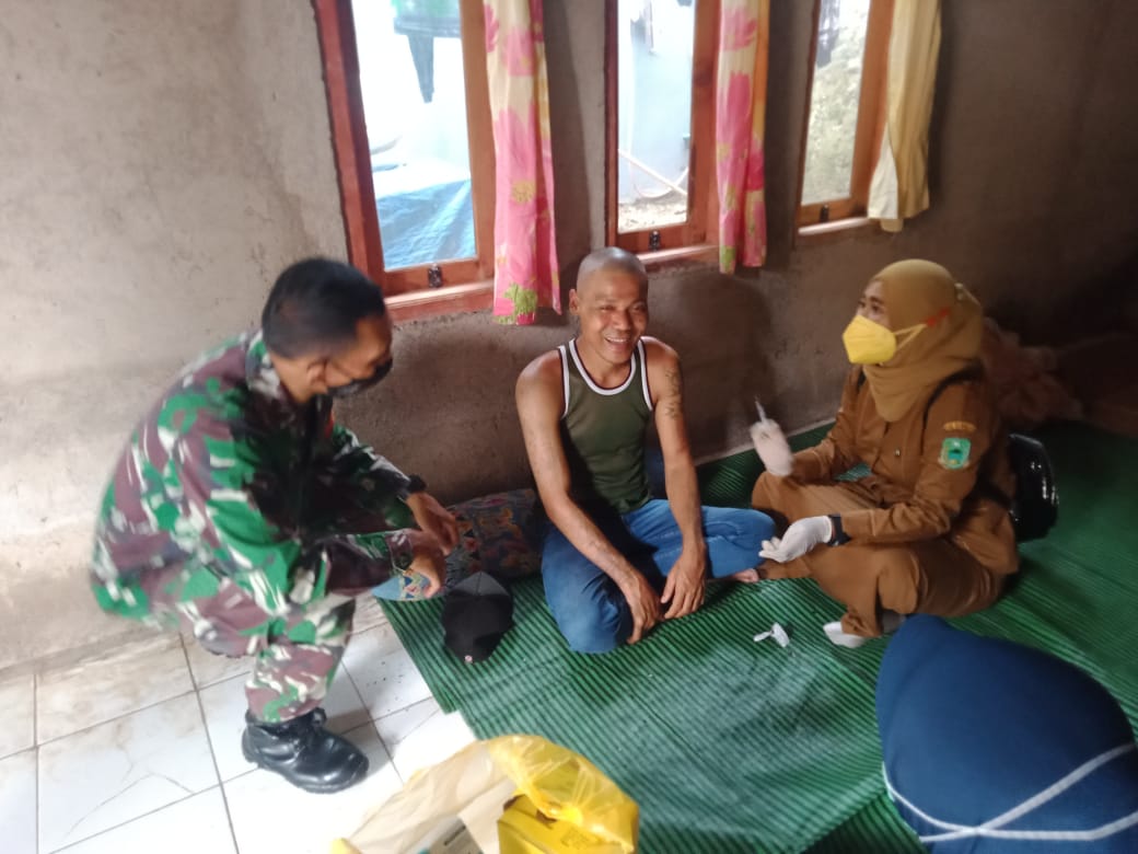 Door to door, Babinsa Koramil 1514/Pancalang Dampingi Vaksinasi Warga ODGJ di Desa Tarikolot