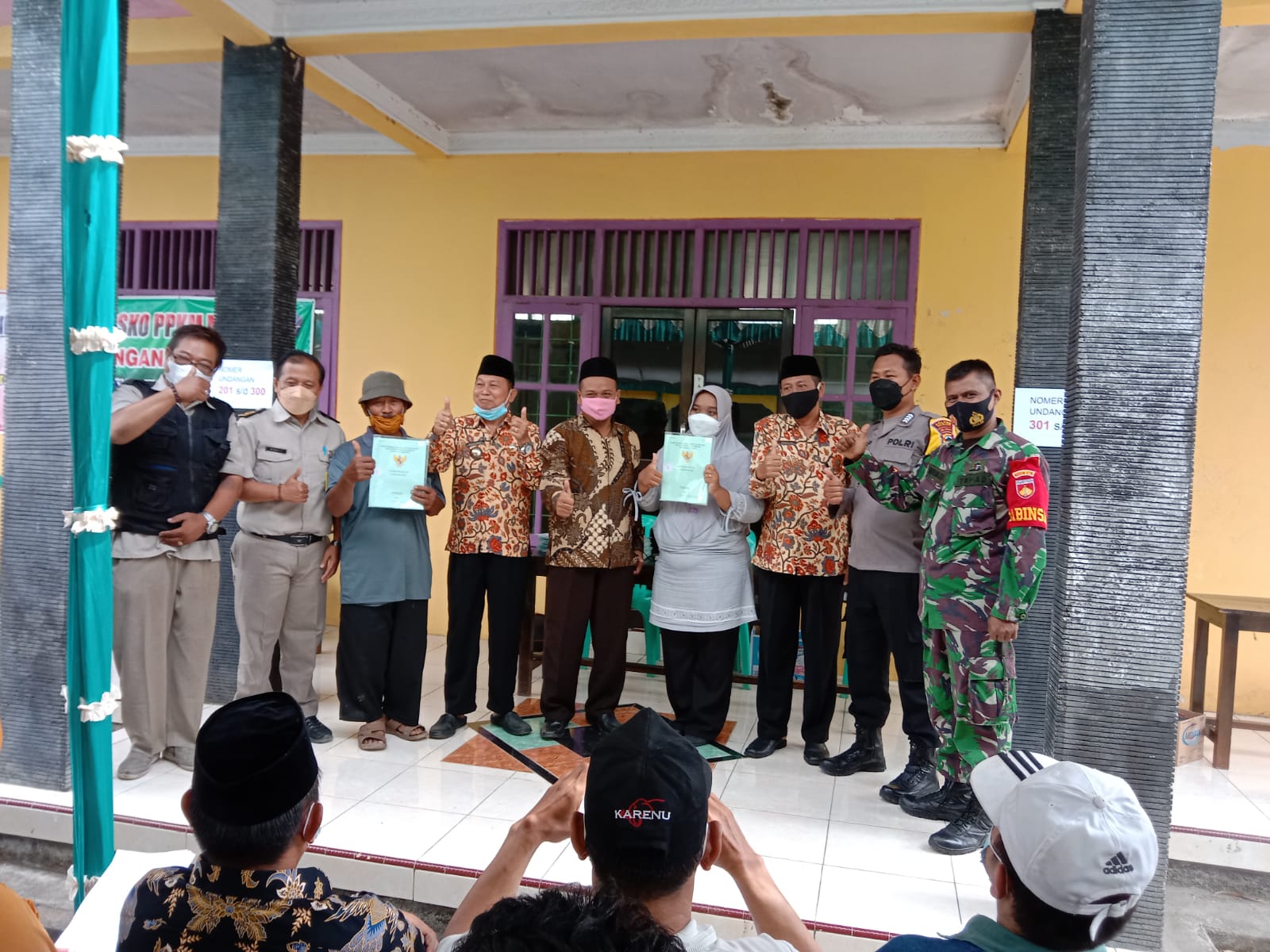 Hindari Sengketa Tanah, Babinsa Guntur Kawal Pembagian Sertifikat PTSL