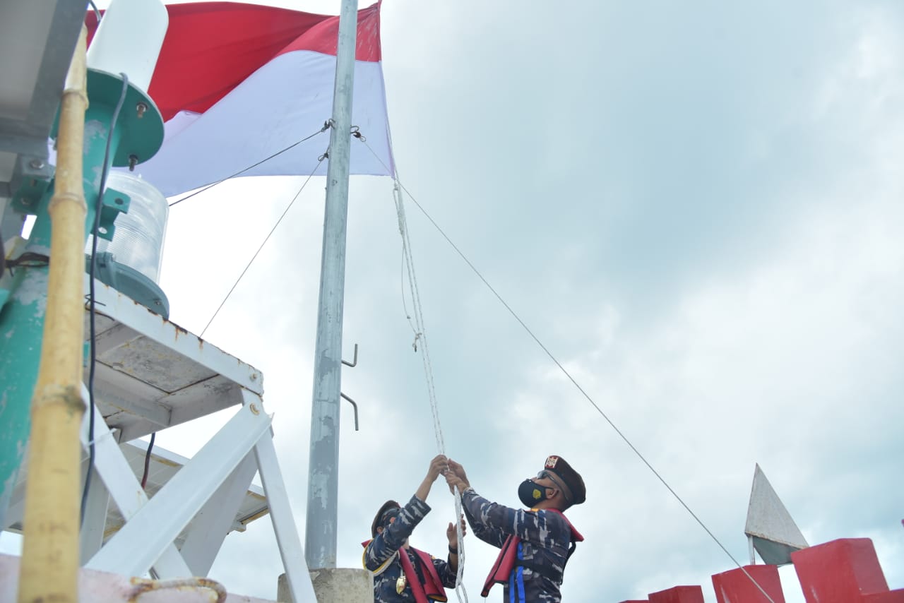 Satgas KJK TNI AL Perbarui Bendera Merah Putih di Suar Perbatasan RI-Malaysia