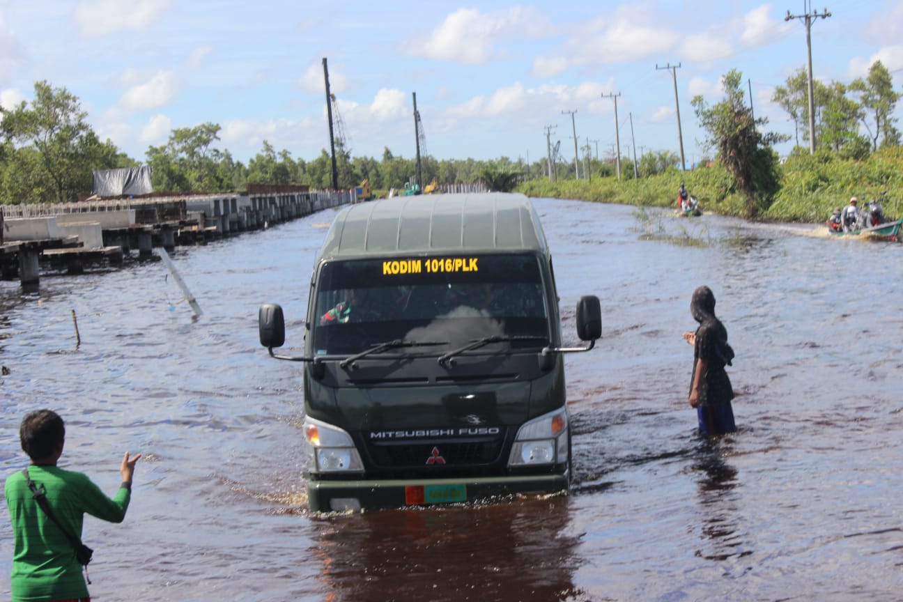 Satgas TMMD Ke-112 Kodim Palangka Raya Lintasi Daerah Banjir Bukit Rawi