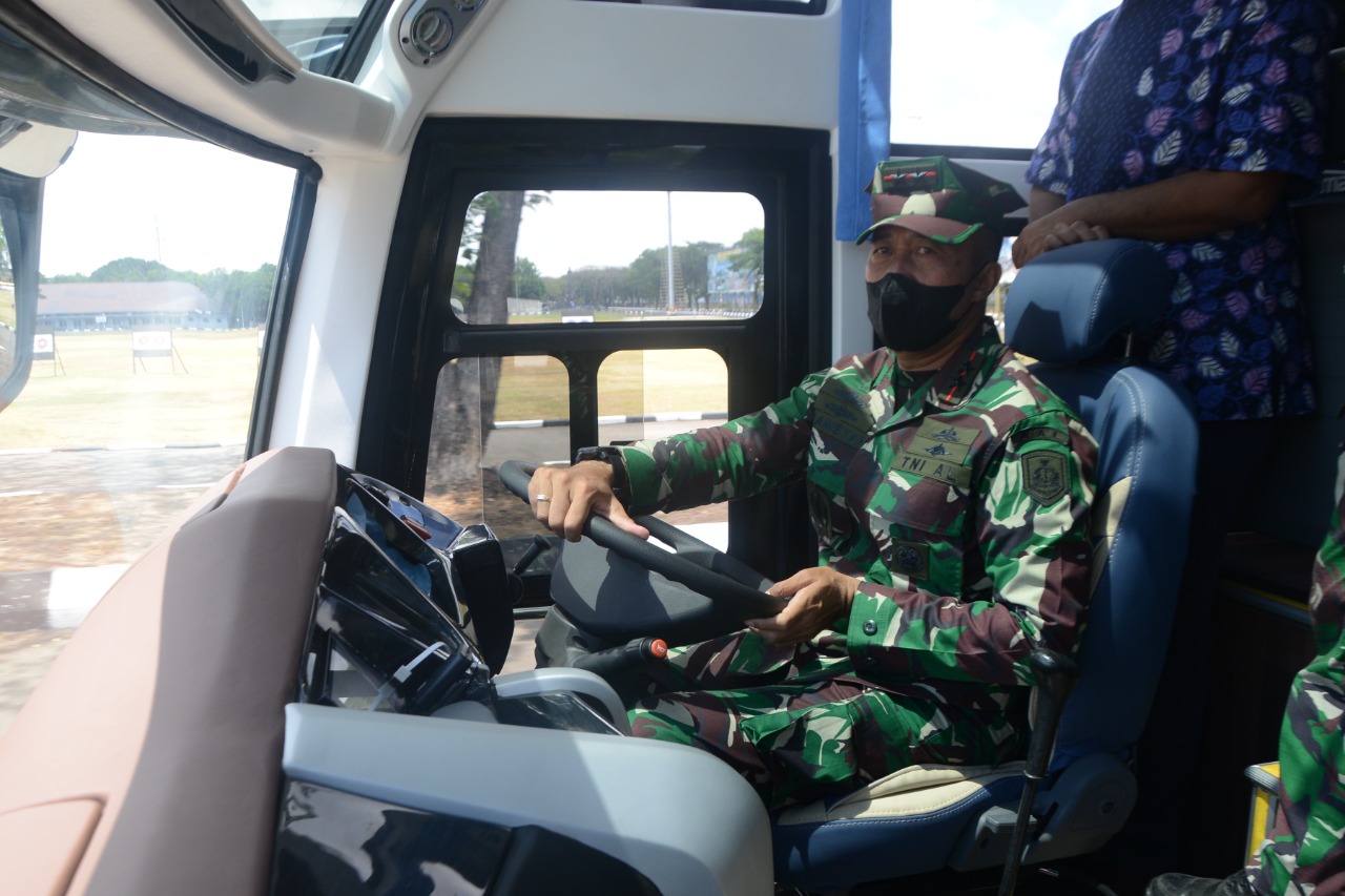 Gubernur AAL Test Drive Bus Usai Terima Tujuh Kendaraan Dinas Baru dari Mabesal