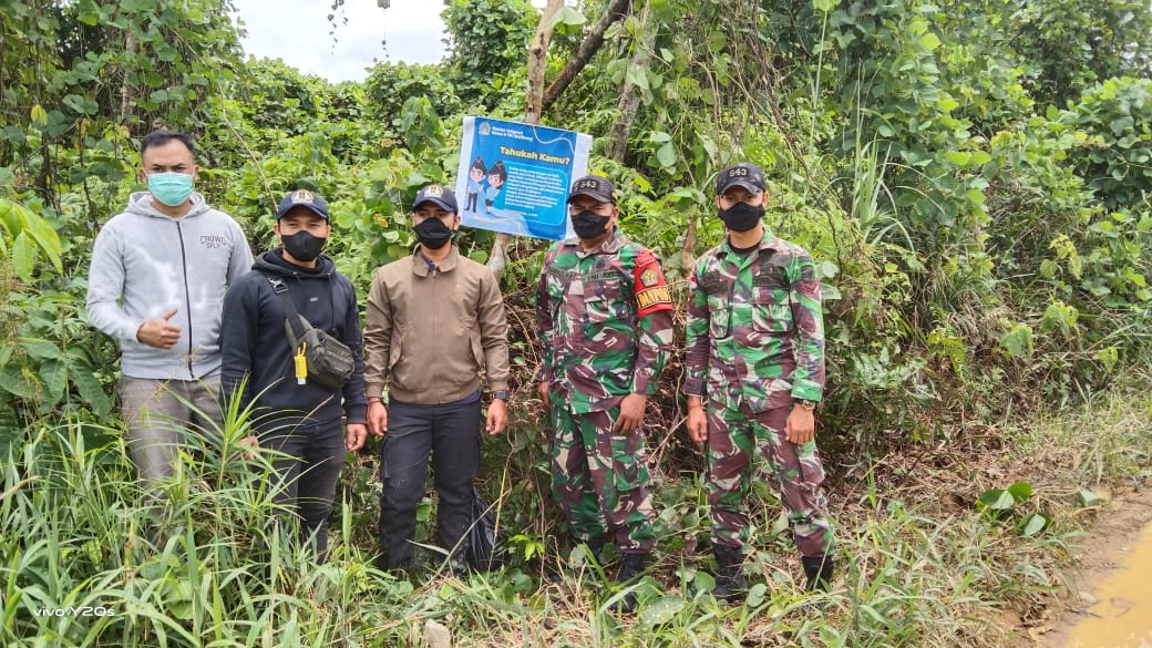 Pelihara Keamanan, Satgas Pamtas Yonif Mekanis 643/Wns Bersama Imigrasi Lakukan Pemasangan Banner Himbauan Larangan Tindakan Ilegal di Wilayah Perbatasan