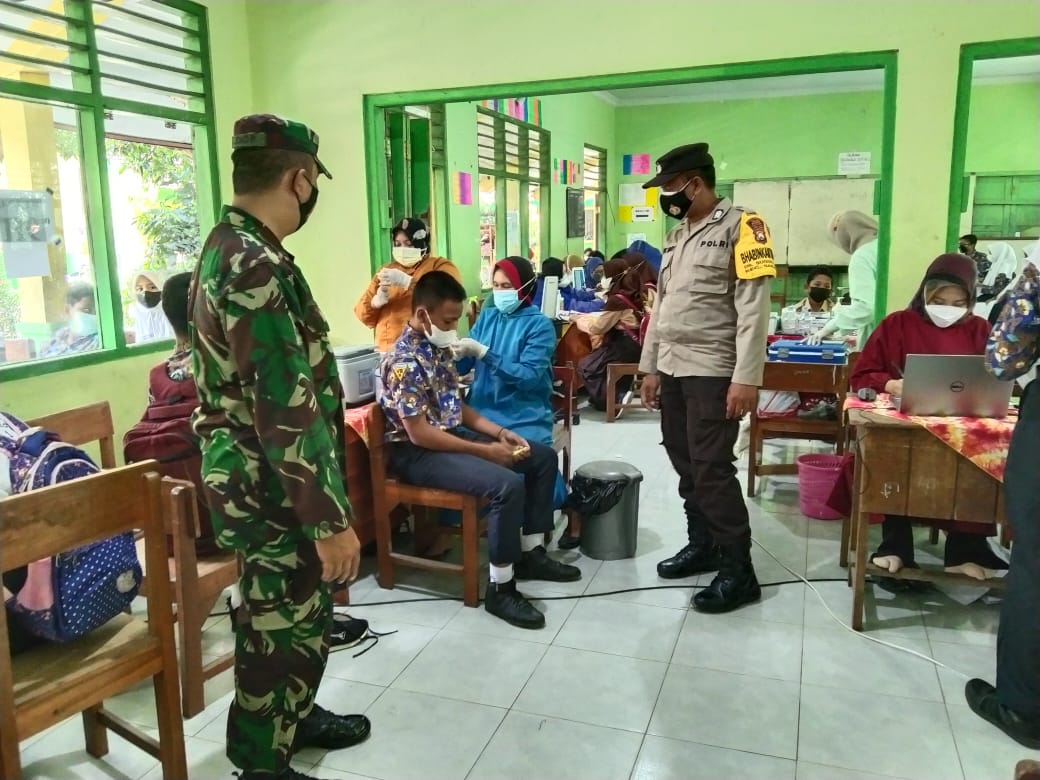 Jelang PTM, Jajaran Kodim Madiun Dampingi Vaksinasi Pelajar