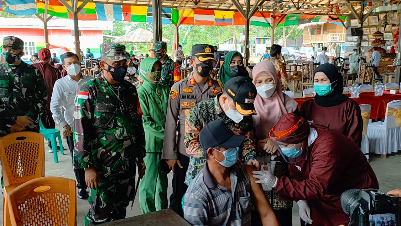 Percepat Vaksinasi Covid-19, Satgas Pamtas Yonif Mekanis 643/Wns Bantu Sukseskan Program Gerai Vaksin TNI POLRI