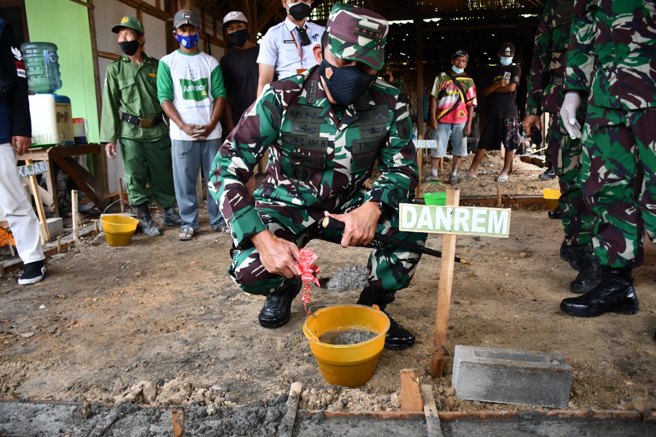 Rumah Tukiyar Siap Direhab, Danrem 081/DSJ Letakkan Batako Pertama